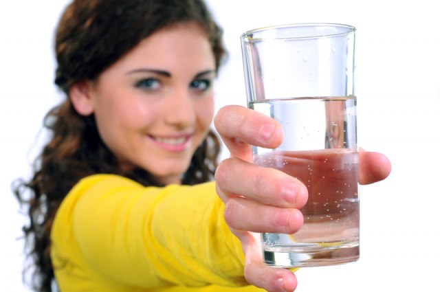Èetiri razloga zašto treba redovno da pijete toplu vodu